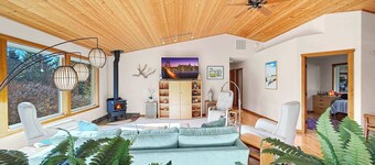 The Hidden Glen / 3 Bedrooms - 2 Full Bathrooms