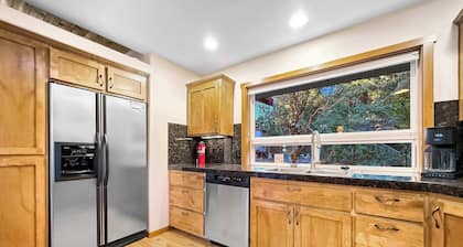 The Hidden Glen / 3 Bedrooms - 2 Full Bathrooms