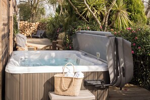 Bañera de hidromasaje al aire libre