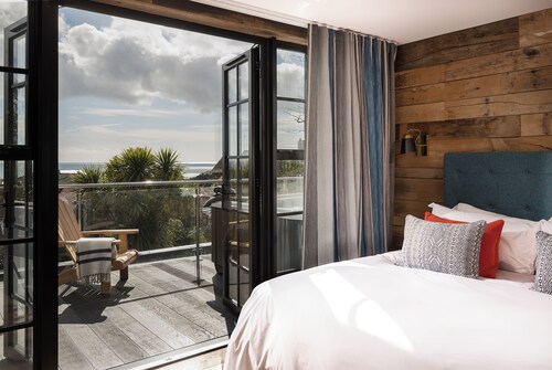 Panoramic sea views, private terrace, parking, jacuzzi, pool, gym