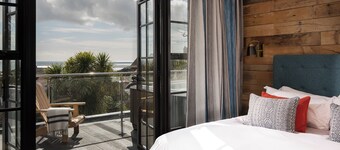 Panoramic sea views, private terrace, parking, jacuzzi, pool, gym