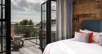 Panoramic sea views, private terrace, parking, jacuzzi, pool, gym