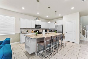 Fridge, microwave, oven, stovetop - FREE Bbq+Pool Heat-8bdrm Windsor Island-Theatre/Arcade (Davenport)