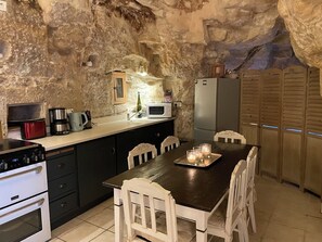 Oven, stovetop, dishwasher - Charming troglodyte experience & art of living (Le Puy-Notre-Dame)