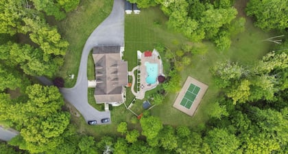 8,000 Sq Ft Luxury Estate Near Annapolis | Sleeps 32 | Pool, Theater & Pickleball