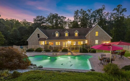 8,000 Sq Ft Luxury Estate Near Annapolis | Sleeps 32 | Pool, Theater & Pickleball