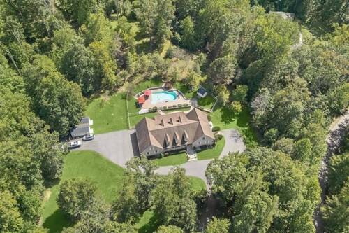 8,000 Sq Ft Luxury Estate Near Annapolis | Sleeps 32 | Pool, Theater & Pickleball