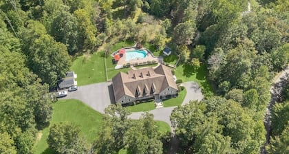 8,000 Sq Ft Luxury Estate Near Annapolis | Sleeps 32 | Pool, Theater & Pickleball