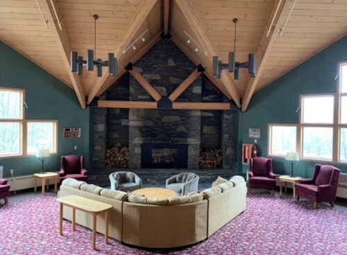 Lodge at Lincoln Station - Cozy Mountain Getaway - indoor outdoor pool + hot tub