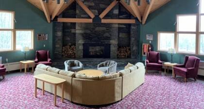 Lodge at Lincoln Station - Cozy Mountain Getaway - indoor outdoor pool + hot tub