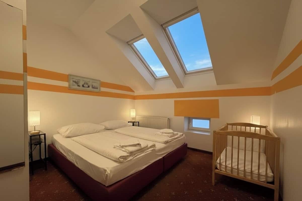 Double Room | Free WiFi, bed sheets