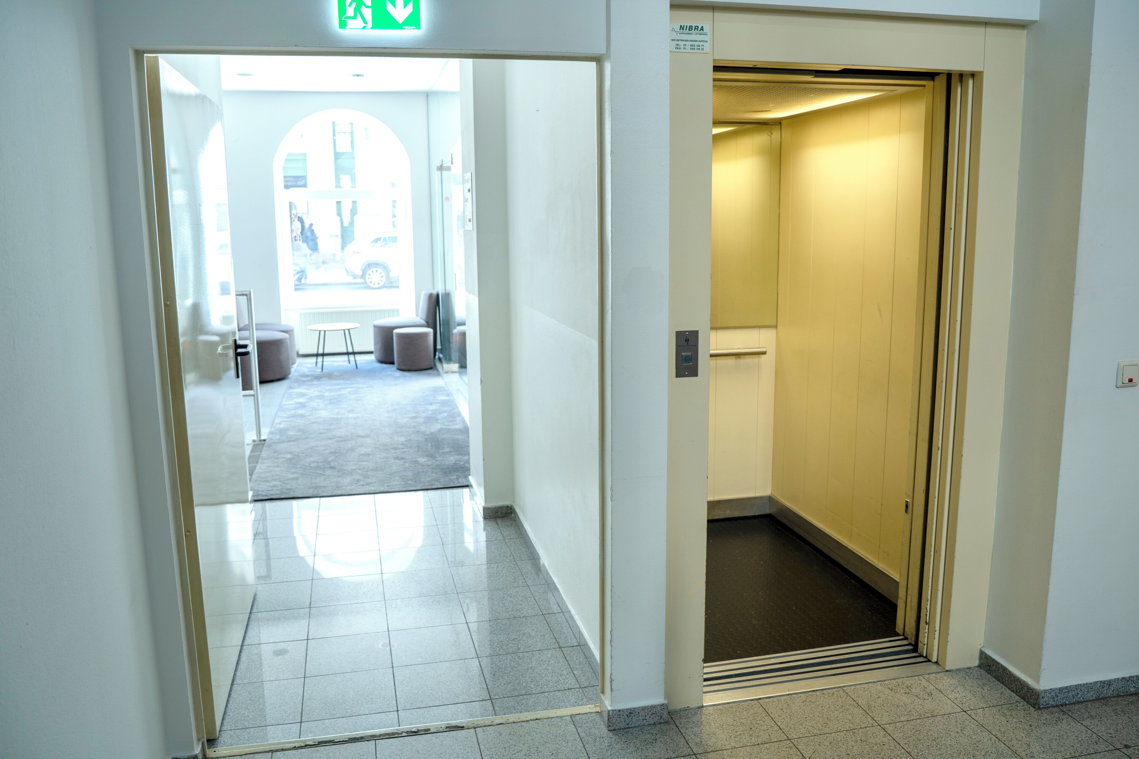 ฝ่ายต้อนรับ