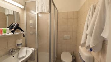 Douche, sèche-cheveux, serviettes fournies, savon