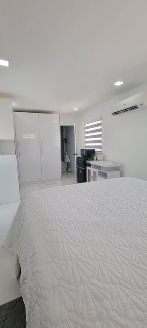 1 bedroom, iron/ironing board, WiFi, bed sheets - Cozy and Modern 1-bedroom 1 bath studio close to Hard Rock Stadium and Beaches. (Miami Gardens)