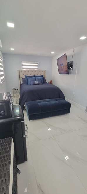 1 bedroom, iron/ironing board, WiFi, bed sheets - Cozy and Modern 1-bedroom 1 bath studio close to Hard Rock Stadium and Beaches. (Miami Gardens)