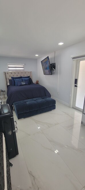 1 bedroom, iron/ironing board, WiFi, bed sheets - Cozy and Modern 1-bedroom 1 bath studio close to Hard Rock Stadium and Beaches. (Miami Gardens)