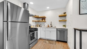 Fridge, oven, stovetop, dishwasher