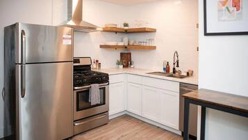 Fridge, oven, stovetop, dishwasher