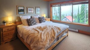 3 bedrooms, iron/ironing board, WiFi, bed sheets - The Nest | Big White - year round hot tub & view (Beaverdell)
