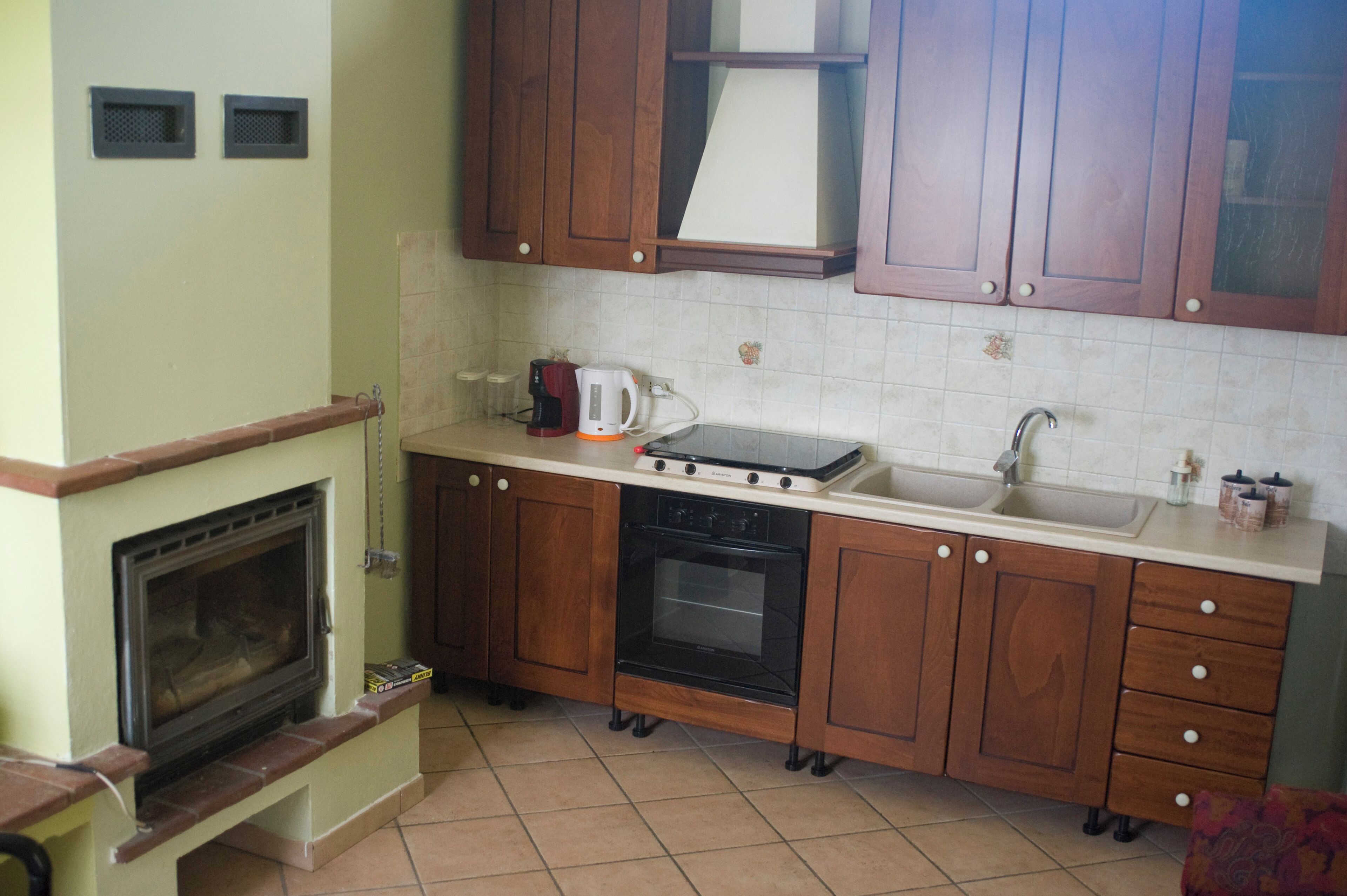 Fridge, oven, stovetop, coffee/tea maker