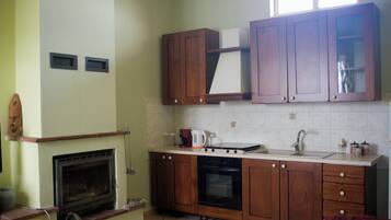 Fridge, oven, stovetop, coffee/tea maker