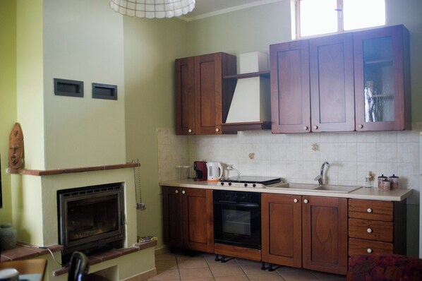 Fridge, oven, stovetop, coffee/tea maker