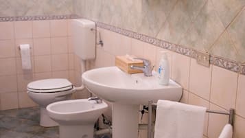 Asciugacapelli, bidet, asciugamani, sapone