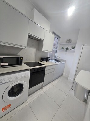 Private kitchen - Exclusive 1BR flat, Arnos Grove Station (London)