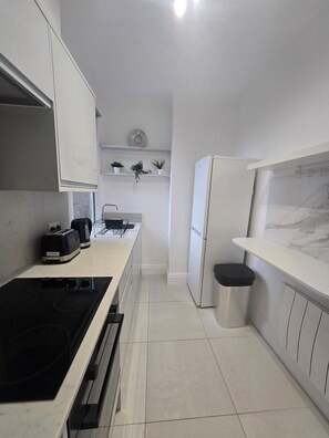 Private kitchen - Exclusive 1BR flat, Arnos Grove Station (London)