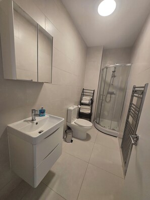 Shower, hair dryer, towels, soap - Exclusive 1BR flat, Arnos Grove Station (London)