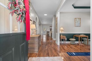 Lobby - Privacy in the Pines + Hot Tub +Custom Fire Pit (Aberdeen)
