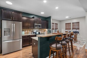 Private kitchen - Privacy in the Pines + Hot Tub +Custom Fire Pit (Aberdeen)