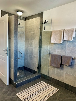 Dusche, Haartrockner, Handtücher, Seife
