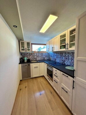 Refrigerador, microondas, parrilla de estufa y lavavajillas 