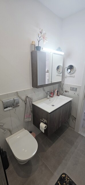 Regadera, secadora de cabello, toallas, jabón 