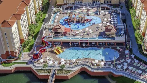 Ein Resort mit einem zentralen Poolbereich, einem Wasserpark und umliegenden Hotelgebäuden.