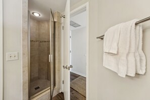 Dusche, Haartrockner, Handtücher