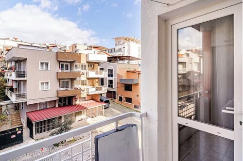 Lovely 3-bedroom apartment with AC in soothing Izmir neighborhood