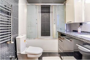 Hair dryer, towels, soap, toilet paper - Lovely 3-bedroom apartment with AC in soothing Izmir neighborhood (IZMIR)