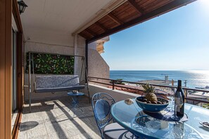 Outdoor dining - Feliz Apt- Breathtaking Seaview and Sunset by ΜΡS (Anavissos)