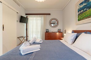 1 slaapkamer, een bureau, een strijkplank/strijkijzer, internet