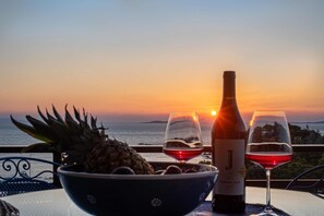 Outdoor dining - Feliz Apt- Breathtaking Seaview and Sunset by ΜΡS (Anavissos)