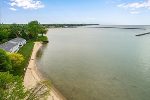 Beach - Lakefront Living at Fred’s Place — 2-Bedroom Condo with Breathtaking Views (Port Austin)