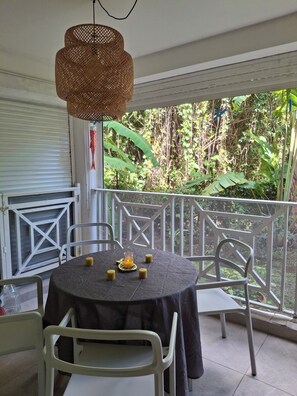 Outdoor dining - RENTED Magnificent T2 in an ideally located residence. (Les Anses-d'Arlet)