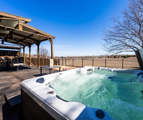ATX Stay & Play ! 10 Beds • Grill • Hot Tub • Pool Table • Ping Pong