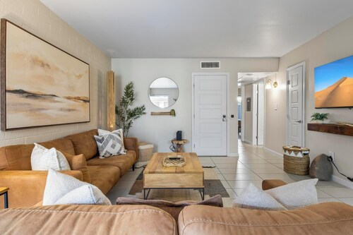 Resort-Style 2BR  Pool, Gym & Private Patio