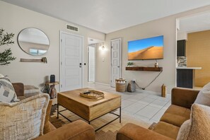 Smart TV - Resort-Style 2BR  Pool, Gym & Private Patio (Phoenix)