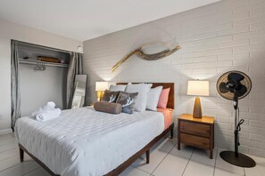 2 bedrooms, desk, iron/ironing board, travel cot - Resort-Style 2BR  Pool, Gym & Private Patio (Phoenix)