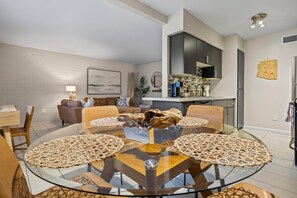 Dining - Resort-Style 2BR  Pool, Gym & Private Patio (Phoenix)