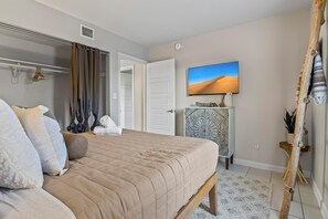 2 bedrooms, desk, iron/ironing board, travel cot - Resort-Style 2BR  Pool, Gym & Private Patio (Phoenix)